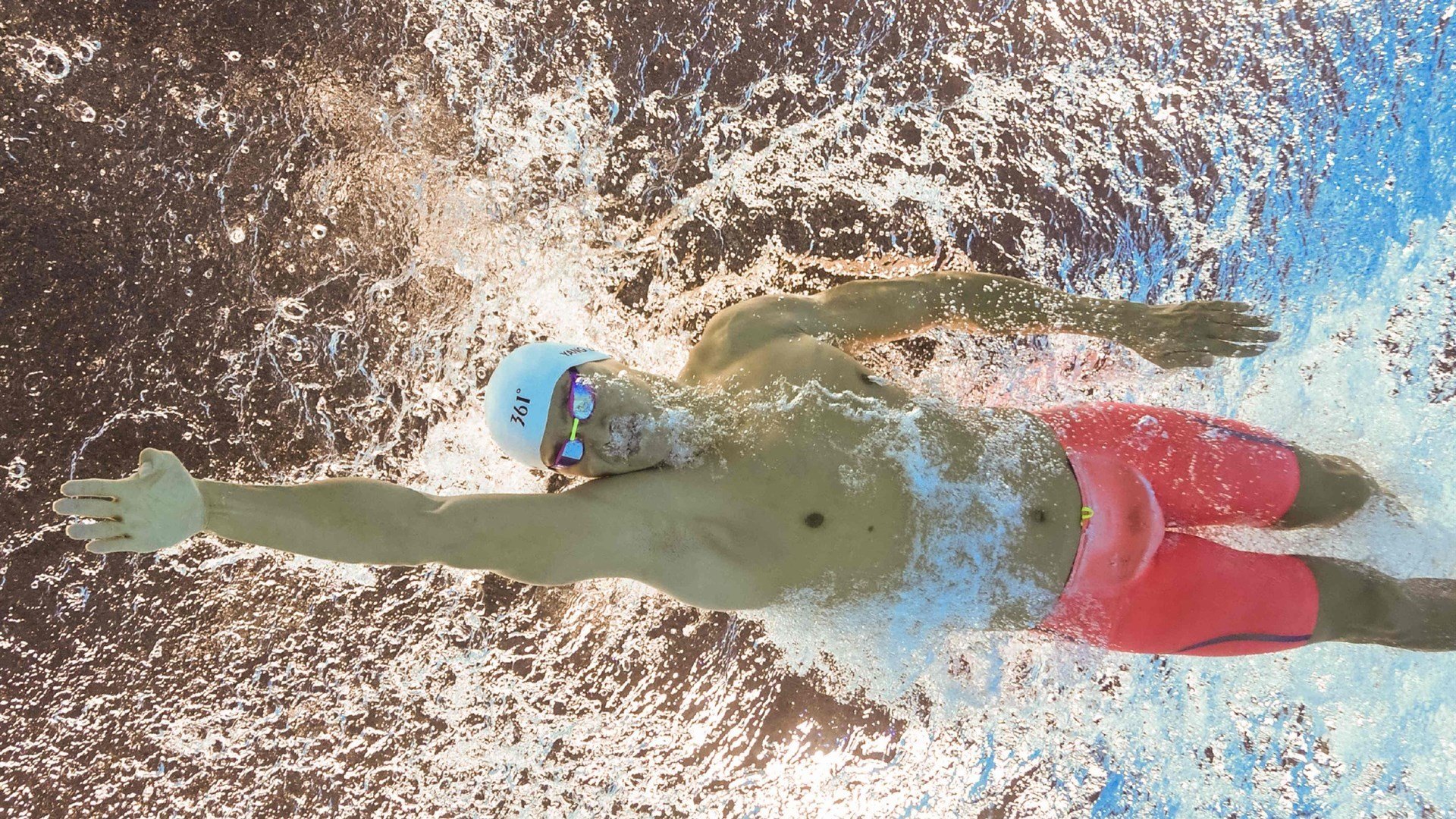 天空跳伞表演，飞越云端感受自由体验，空中跳伞的视频